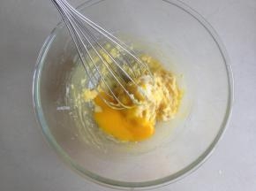 分次加入蛋黄，搅拌好