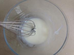 牛奶和玉米油搅拌均匀，乳化好