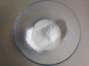 将提前过筛的面粉再过筛进去，划Z字形拌好