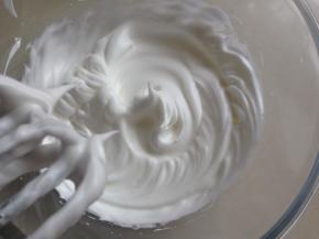 蛋清分两次加入细砂糖，打至偏干性发泡