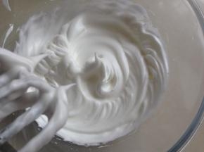 蛋清分两次加入细砂糖，打至偏干性发泡