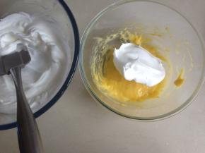 将1/3打发好的蛋白加入到蛋黄糊里