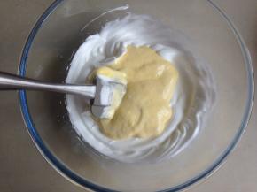 从底部向上翻拌均匀后，再倒进剩余蛋白霜里，以同样的手法拌均匀。