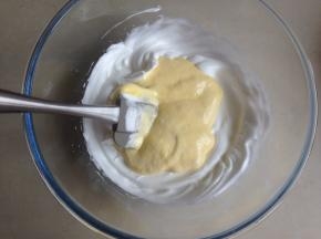 从底部向上翻拌均匀后，再倒进剩余蛋白霜里，以同样的手法拌均匀。