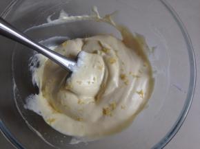 蛋糕糊拌好之后，再加入柠檬皮屑，拌两下