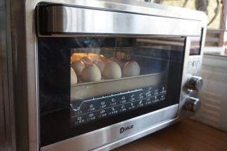 放进提前预热到上火120度，下火150度东菱K40C烤箱中下层，烘烤25分钟左右