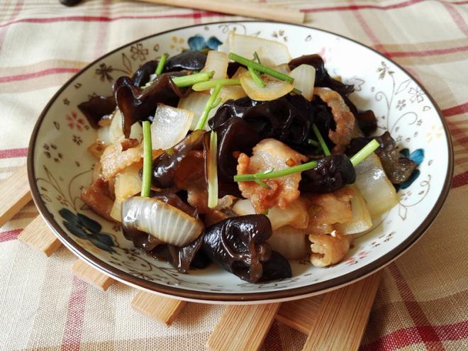 黑木耳洋葱炒五花肉