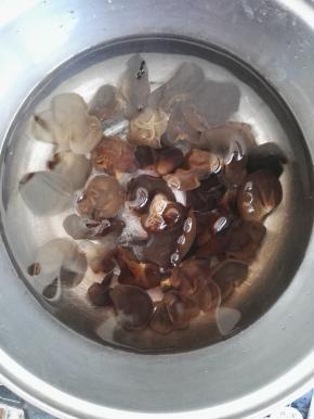 2、锅中烧开水，将泡发的黑木耳用开水焯一下捞出备用。