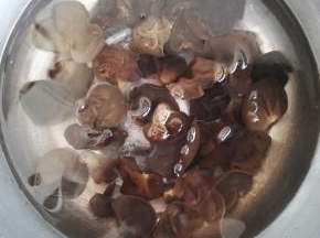 2、锅中烧开水，将泡发的黑木耳用开水焯一下捞出备用。