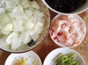 3、洋葱切块，五花肉切片，葱、姜切碎，香菜杆切小段。