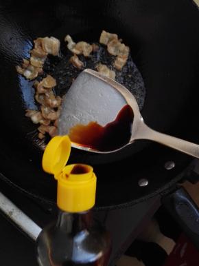 6、加入生抽，翻炒均匀。