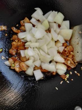 8、加入洋葱，翻炒。