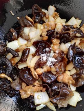 10、加入白糖、盐，调味。