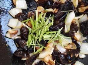 11、最后加入香菜杆，翻炒均匀出锅。
