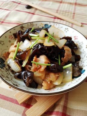12、美味的黑木耳洋葱炒五花肉出锅啦。。。
