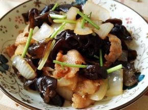 12、美味的黑木耳洋葱炒五花肉出锅啦。。。