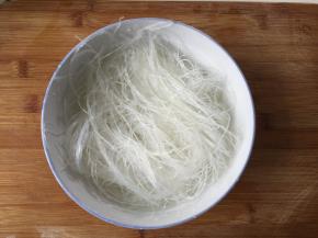 将粉丝放在温水中浸泡软后捞出沥干水分待用；