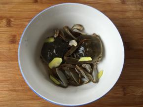 将生姜丝、料酒、醋倒入蟹中，抓匀腌制半小时；