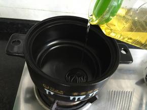 开小火，砂锅内倒入适量玉米油；
