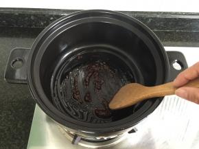 加入豆瓣酱翻炒几下；