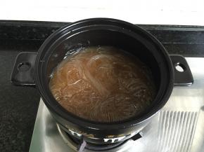 倒入粉丝，加入清水，水要没过粉丝；