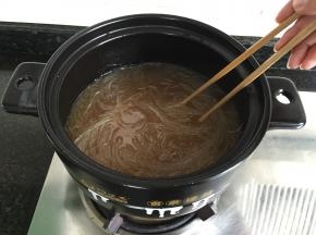加入盐和鸡精，用筷子搅拌均匀；