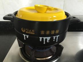 盖上锅盖，转中小火炖煮；