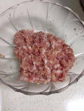 肉末加入适量的淀粉、盐、生抽、姜末搅拌匀