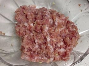 肉末加入适量的淀粉、盐、生抽、姜末搅拌匀