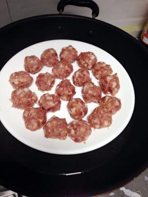 锅里加入适量的水，把弄好的丸加入锅中