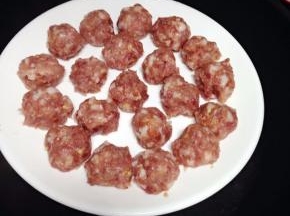 锅里加入适量的水，把弄好的丸加入锅中