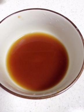 碗加倒入适量的耗油与淀粉加入少量的水搅匀成汁备用