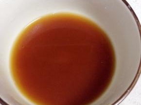 碗加倒入适量的耗油与淀粉加入少量的水搅匀成汁备用