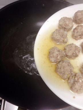 待丸子蒸好后，把盘子的水倒入锅里