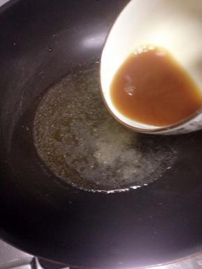 把调好的汁倒入中火煮至粘稠状