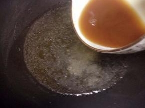 把调好的汁倒入中火煮至粘稠状