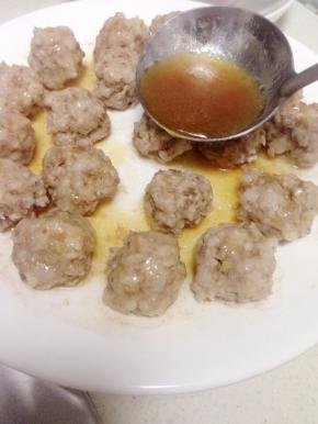 然后浇在蒸好的肉丸子上即可