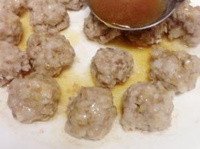 然后浇在蒸好的肉丸子上即可