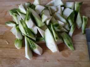丝瓜洗净去筋切成滚刀块