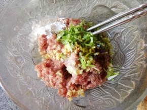 葱姜切碎，连同生抽、蚝油、盐巴、淀粉、色拉油和蛋清一起放入肉糜中