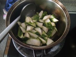 热锅倒油，油量要比炒菜的少一半，因为是汤菜吗，清淡一点比较好，放入丝瓜翻炒