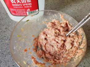 使劲搅打肉馅，使其打上劲，这样出来的丸子会比较Q弹