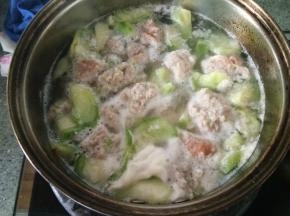水开以后把肉馅用勺子或者筷子挑成丸子形状挑入汤中。想要圆一点就得上手了，其实自己吃也无所形状了。挑的动作没有拍照，因为右手拿筷子，左手不太会拍，而且菜谱要求是横图，左手拍横图更加困难了，哈哈，相信大家都会挑丸子的。勺子挖一坨肉馅直接放入汤里就可以。根据口味调入食盐。