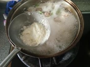 烧开后，会出现好多浮沫，用勺子慢慢撇出来，耐心一点，尽量撇的干净一点。这直接决定汤色是否清亮，菜品是否清淡美味。