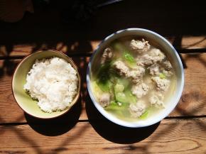 煮到丸子全部飘起来再煮一小会就可以起锅了。出锅前淋几滴香油更美味。配一碗米饭，有菜有汤，很惬意的。