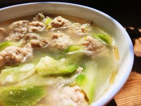 汤色清亮鲜甜，肉丸鲜美Q弹。