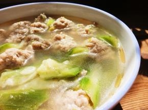 汤色清亮鲜甜，肉丸鲜美Q弹。