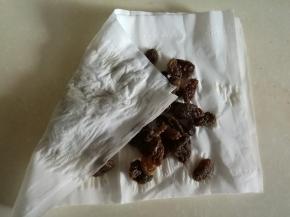 提子洗净用纸巾吸干水分。