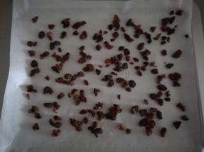 切小粒均匀铺在烤盘的油纸上。