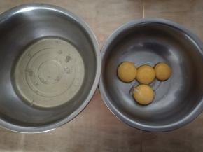 鸡蛋分离蛋清蛋黄。